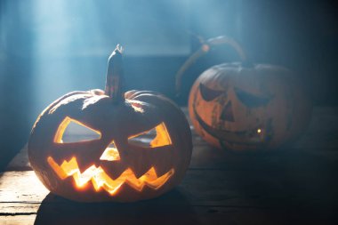Jack O 'Lanternler dumanlı fantezi gecesinde parlıyorlar. Cadılar Bayramı geçmişi