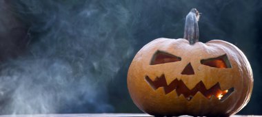 Jack O 'Lantern dumanlı fantezi gecesinde parlıyor. Cadılar Bayramı geçmişi