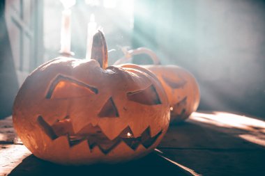 Jack O 'Lanternler dumanlı fantezi gecesinde parlıyorlar. Cadılar Bayramı geçmişi