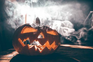 Jack O 'Lantern dumanlı fantezi gecesinde parlıyor. Cadılar Bayramı geçmişi
