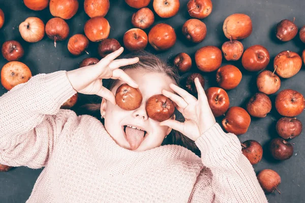 Kleines Mädchen Hat Spaß Mit Roten Äpfeln Flaches Lagebild — Stockfoto