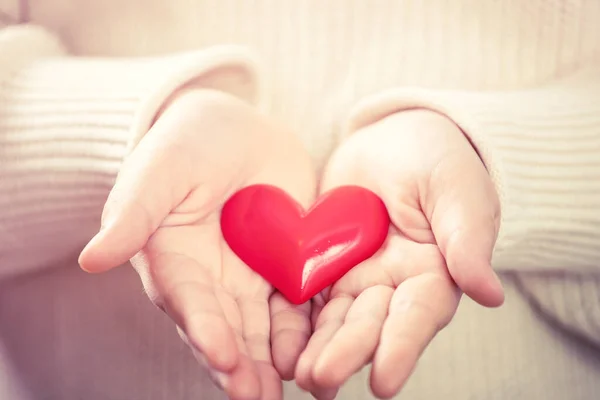Ręce Dziecka Trzymające Czerwone Serce Opieka Zdrowotna Miłość Dawstwo Narządów — Zdjęcie stockowe
