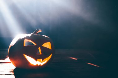 Jack O 'Lantern dumanlı fantezi gecesinde parlıyor. Cadılar Bayramı geçmişi