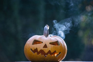 Jack O 'Lantern dumanlı fantezi gecesinde parlıyor. Cadılar Bayramı geçmişi