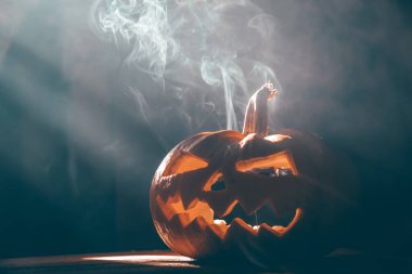 Jack O 'Lantern dumanlı fantezi gecesinde parlıyor. Cadılar Bayramı geçmişi