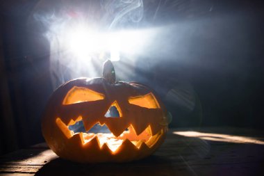 Jack O 'Lantern dumanlı fantezi gecesinde parlıyor. Cadılar Bayramı geçmişi