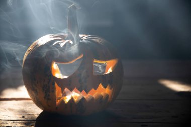 Jack O 'Lantern dumanlı fantezi gecesinde parlıyor. Cadılar Bayramı geçmişi