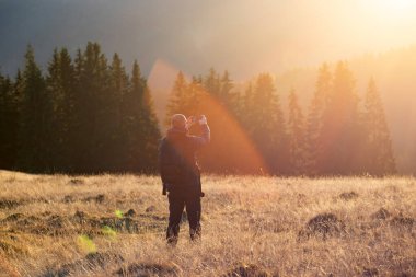Autumn Hill 'de sırt çantasıyla gezgin yürüyüşü. Seyahat yaşam tarzı konsept macera tatili.