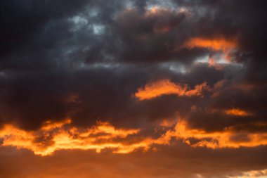Renkli bulutları olan dramatik fırtınalı bir gökyüzü. Dünya çevre günü kavramı