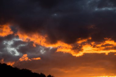 Renkli bulutları olan dramatik fırtınalı bir gökyüzü. Dünya çevre günü kavramı