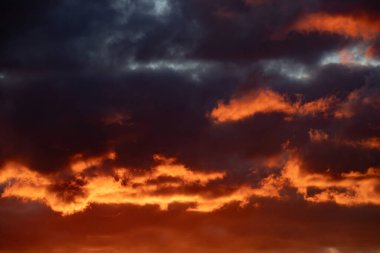 Renkli bulutları olan dramatik fırtınalı bir gökyüzü. Dünya çevre günü kavramı