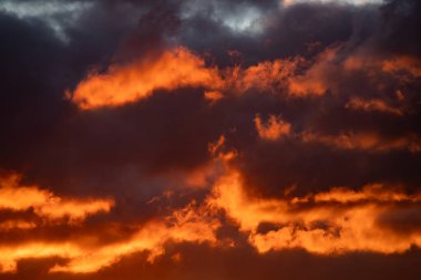 Renkli bulutları olan dramatik fırtınalı bir gökyüzü. Dünya çevre günü kavramı