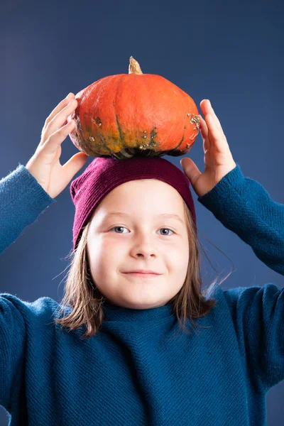 Ένα Κοριτσάκι Που Διασκεδάζει Την Κολοκύθα Ημέρα Των Ευχαριστιών — Φωτογραφία Αρχείου