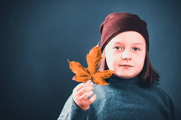 Kleines Mädchen Mit Einem Goldenen Ahornblatt — Stockfoto