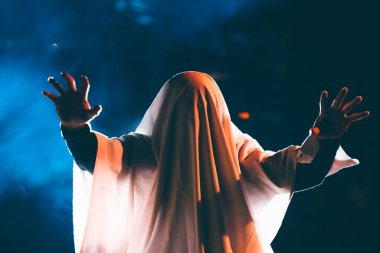 Karanlıktaki korkunç hayalet, ürkütücü cadılar bayramı gecesi