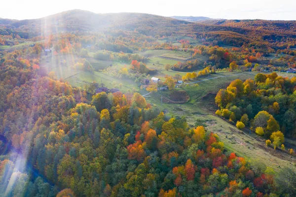晴れた秋の日にルーマニアのApuseni地域からの本格的な伝統的な村の空中ビュー — ストック写真
