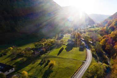 Sonbahar günbatımında Romanya 'nın Apuseni bölgesinden otantik geleneksel köylerin hava manzarası
