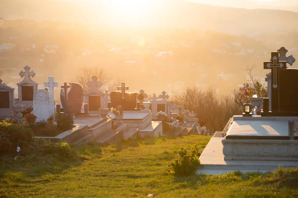 Grabsteine Und Grabsteine Magischen Sonnenuntergang Auf Einem Friedhof — Stockfoto