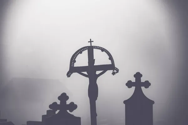 Vista Nebbiosa Croci Pietra Scura Lapidi Cimitero Deserto Concetto Halloween — Foto Stock