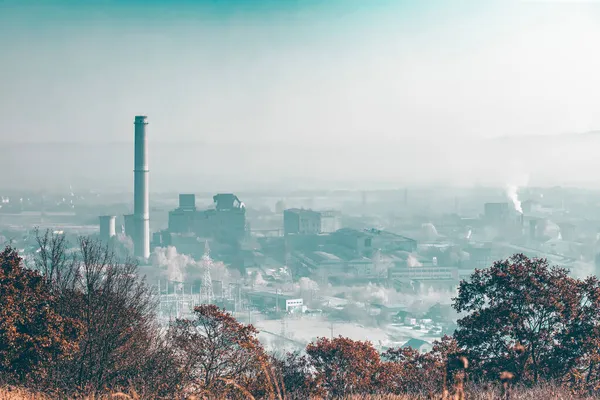 Paisaje Industrial Con Chimeneas Tanque Niebla Matutina Contaminación Concepto Calentamiento — Foto de Stock