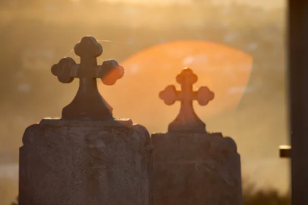 Náhrobní Kameny Hrobky Kouzelném Západu Slunce Hřbitově — Stock fotografie