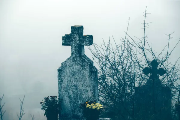 Ködös Kilátás Sötét Kőkeresztekre Sírkövekre Egy Elhagyatott Temetőben Halloween Koncepció — Stock Fotó