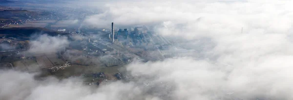 Industrilandskap Med Skorstenstank Morgondimma Föroreningar Begreppet Global Uppvärmning — Stockfoto