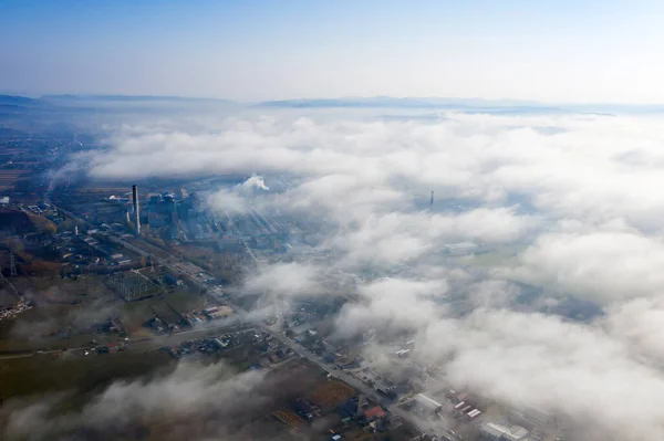 朝の霧の中で煙突タンクと産業風景 地球温暖化の概念 — ストック写真