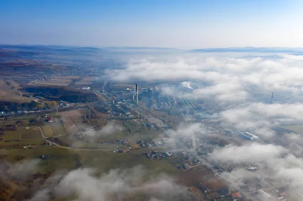 朝の霧の中で煙突タンクと産業風景 地球温暖化の概念 — ストック写真