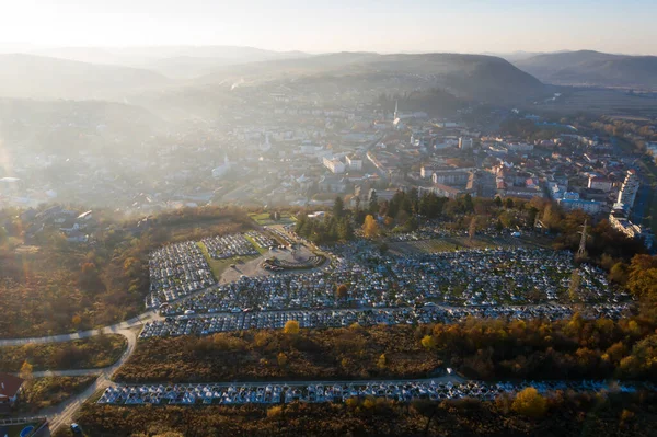 ルーマニアのDej市の墓地や墓の空中ドローンビュー 墓地上からの眺め — ストック写真
