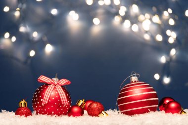 Yılbaşı baloları, mavi arka planda Bokeh ışıkları olan sihirli tatil geçmişi