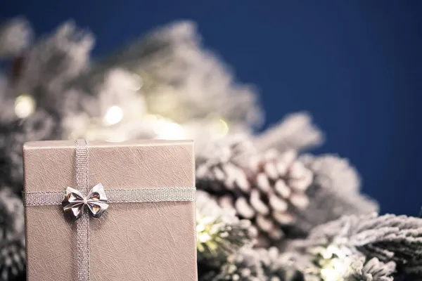 带有银质礼品盒和冷杉枝的老式圣诞背景 — 图库照片