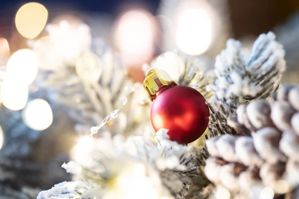 Μαγικό Φόντο Διακοπών Χριστουγεννιάτικη Μπάλα Bokeh Φώτα Και Έλατο Υποκατάστημα — Φωτογραφία Αρχείου