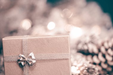 Gümüş hediye kutusu ve köknar dalıyla klasik Noel arkaplanı