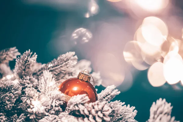 Волшебный Праздничный Фон Рождественским Балом Огнями Боке Елкой — стоковое фото