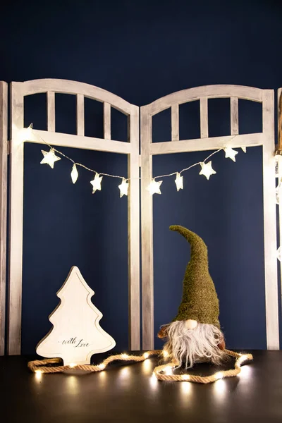 圣诞快乐 节日快乐 可爱的带圣诞灯的小北方侏儒 — 图库照片