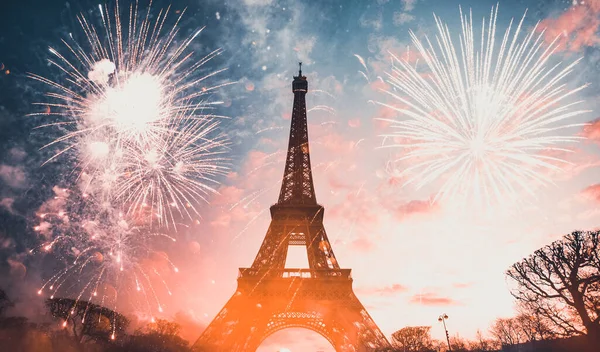 Feiertagshintergrund Eiffelturm Mit Feuerwerk Silvesterfeier Paris Frankreich — Stockfoto