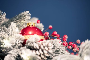 Noel balosu, Bokeh ışıkları ve köknar dalıyla büyülü tatil geçmişi