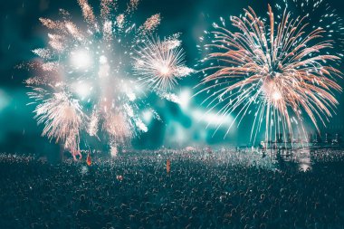 Renkli havai fişek ve yeni yıl kutlama kalabalık