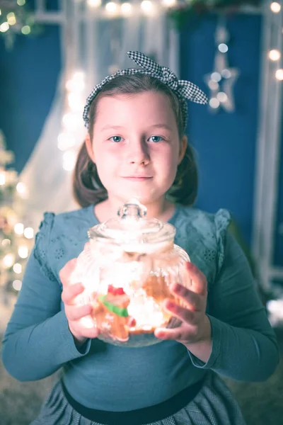 Jong Meisje Met Een Snoep Pot Met Zelfgemaakte Peperkoek Cookies — Stockfoto