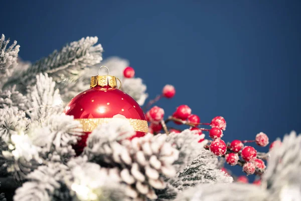 Noel balosu, Bokeh ışıkları ve köknar dalıyla büyülü tatil geçmişi