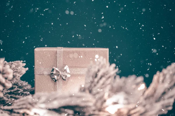 Vintage Χριστούγεννα Φόντο Ασημένια Κουτί Δώρου Και Έλατο Υποκατάστημα — Φωτογραφία Αρχείου
