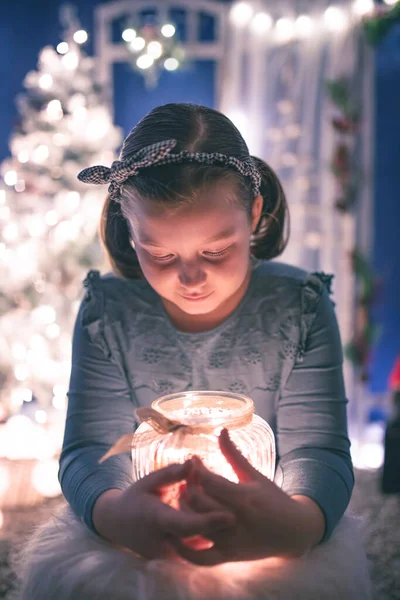 Молодая Девушка Держит Банку Конфет Домашней Пряничной Варки Рождественские Огни — стоковое фото