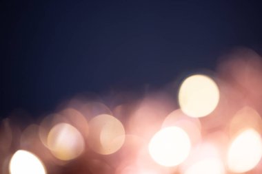 Renkli noel ışıkları arka planda.