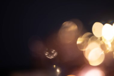 Renkli noel ışıkları arka planda.