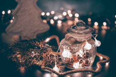 Noel karamsar tarzı arka plan, şeker kavanozu ve ışıltılı ışıklar üzerine Noel süslemesi.