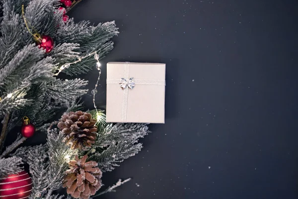 装飾や照明のコンセプト 美しい装飾クリスマスツリーとギフトボックス — ストック写真