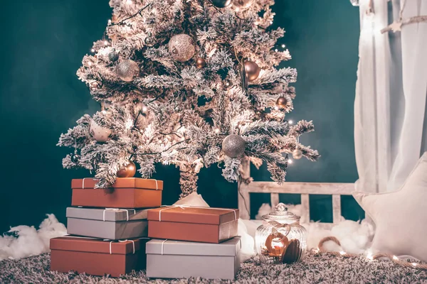 Pile Boîtes Cadeaux Près Bel Arbre Noël Intérieur — Photo