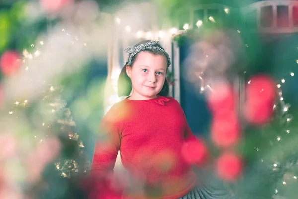 Meisje Met Bijna Kerstboom Kerstavond Thuis Kerstmis Nieuwjaar Tijd Voor — Stockfoto
