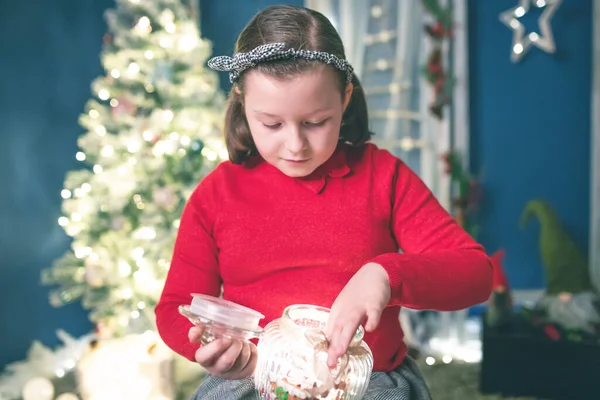 Jong Meisje Met Een Snoep Pot Met Zelfgemaakte Peperkoek Cookies — Stockfoto